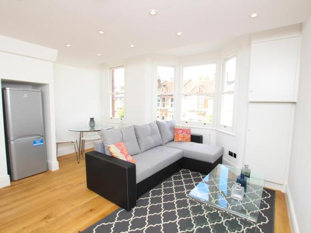 3 Bedroom Flat To Let in London, SE6