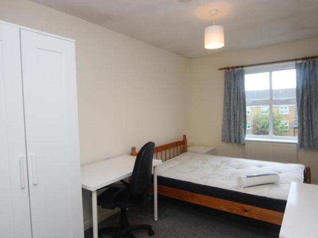 3 bedroom flat to let, Stoke Park, Bristol | Ocean Estate Agents