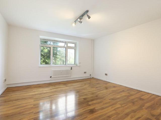 3 bedroom Flat To Rent Total Size: 905 SQ FT