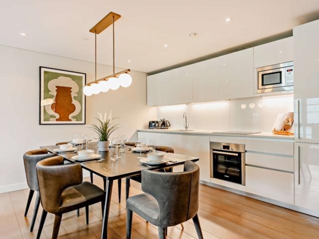 3 bedroom flat to rent on Merchant Square East, London