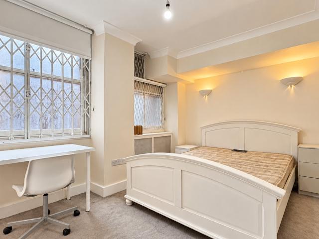 3 bedroom flat to rent on Moscow Road, London