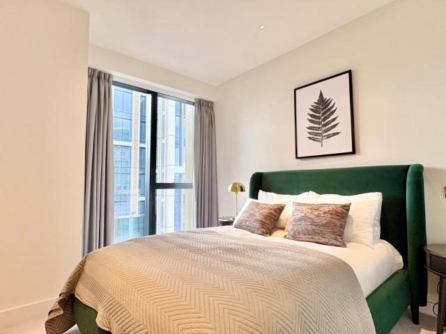 3 bedroom flat to rent on Nine Elms Lane, London