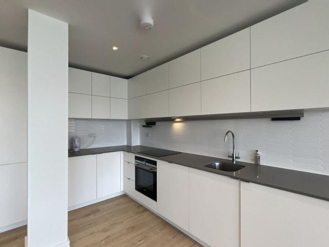 3 bedroom flat to rent on Olympic Way, London