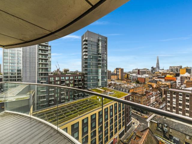 3 bedroom flat to rent on Alie Street, London