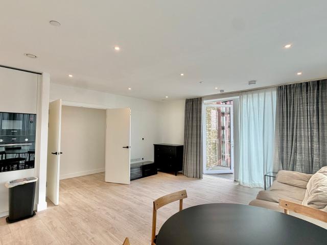 3 bedroom flat to rent on Caldon Boulevard, London