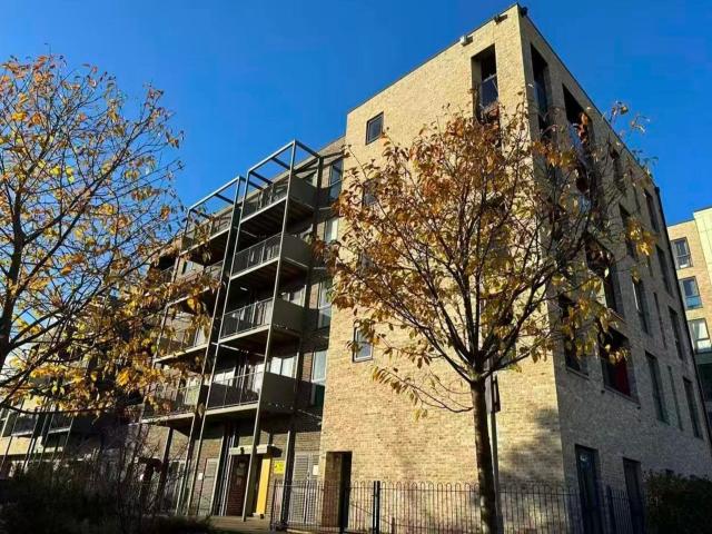 3 bedroom flat to rent on Chronicle Avenue, London