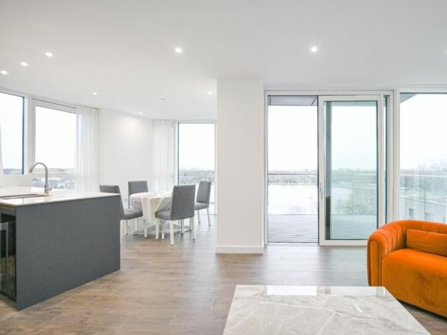 3 bedroom flat to rent on Coster Avenue, London