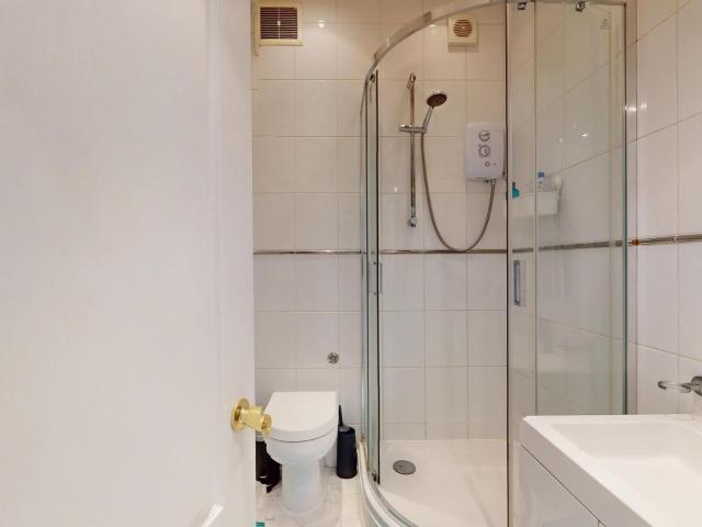 3 bedroom flat to rent on Cromwell Road, London