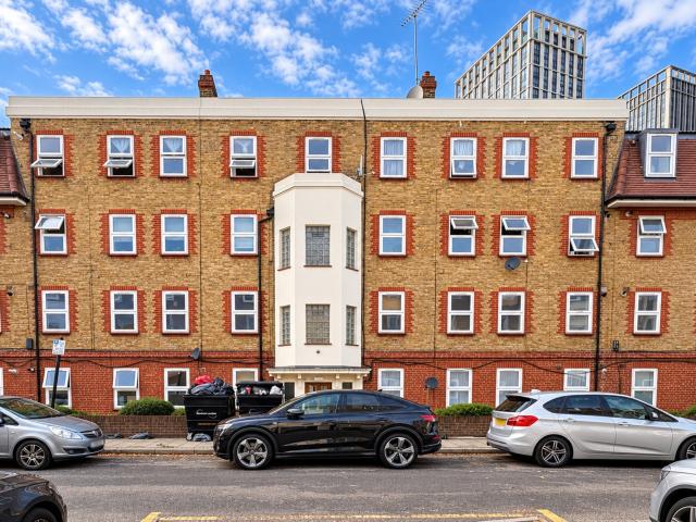 3 bedroom flat to rent on Germander Way, London