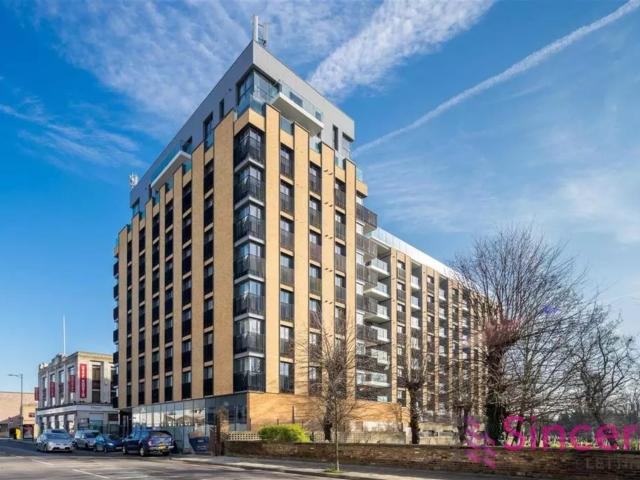 3 bedroom flat to rent on High Road, London