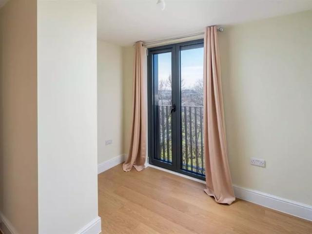 3 bedroom flat to rent on High Road, London
