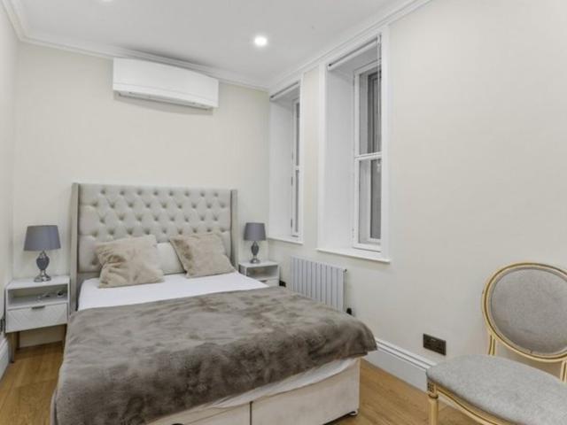 3 bedroom flat to rent on Kensington Gore, London