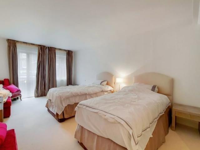 3 bedroom flat to rent on Lancelot Place, London