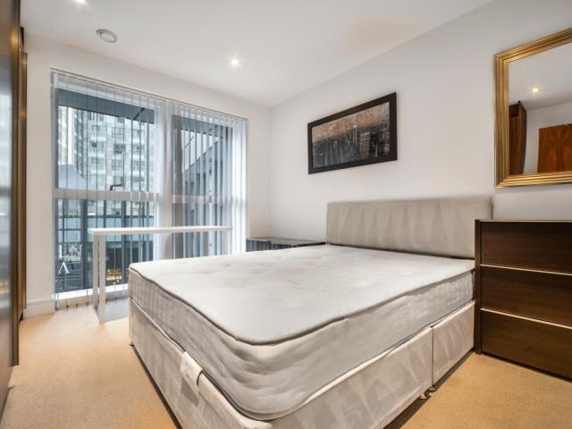 3 bedroom flat to rent on Lincoln Plaza, London