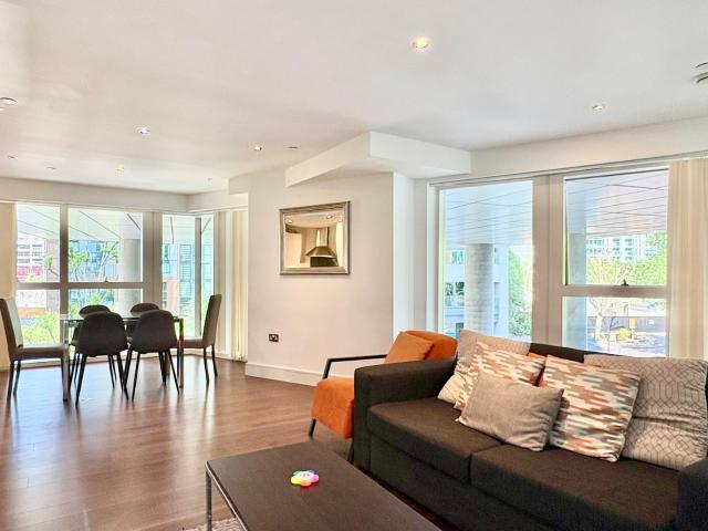 3 bedroom flat to rent on Lincoln Plaza, London