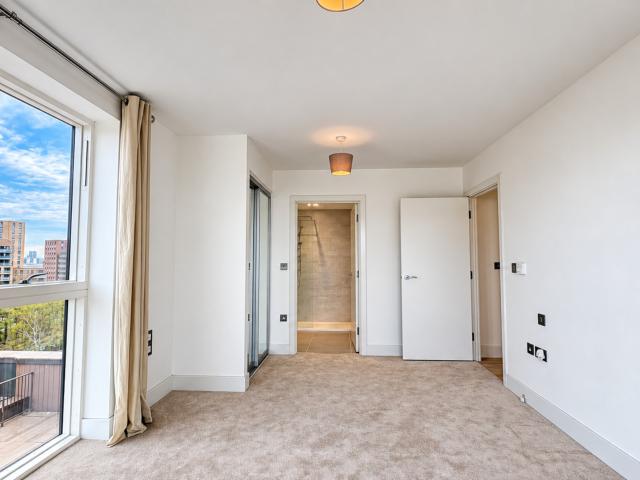 3 bedroom flat to rent on Park Royal, London