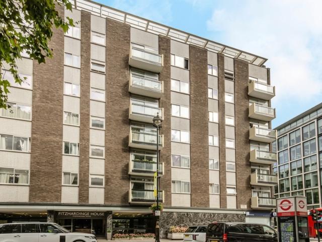 3 bedroom flat to rent on Portman Square, London