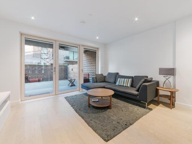3 bedroom flat to rent on Trafalgar Place, London