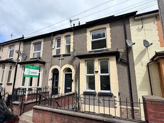 3 Bedroom Flat To Rent In North Road, Ferndale, CF43