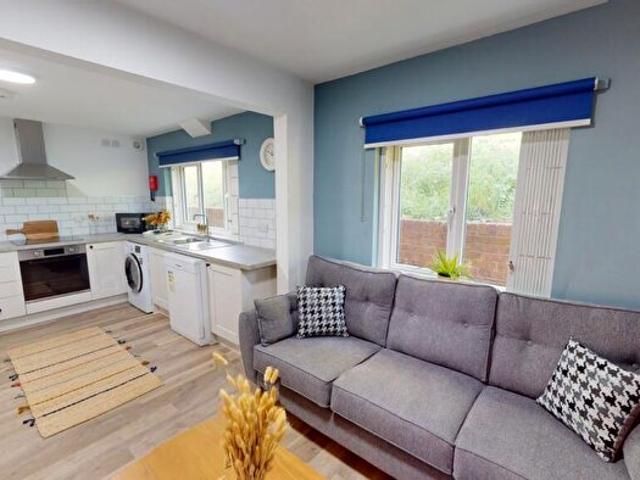3 Bedroom Flat To Rent In B, Elm House, Cranmer Street, NG3