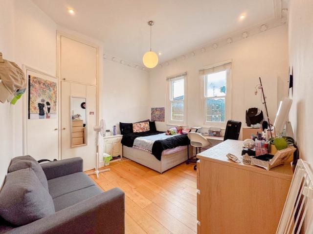 3 bedroom flat to rent in Caledonian Road, N7