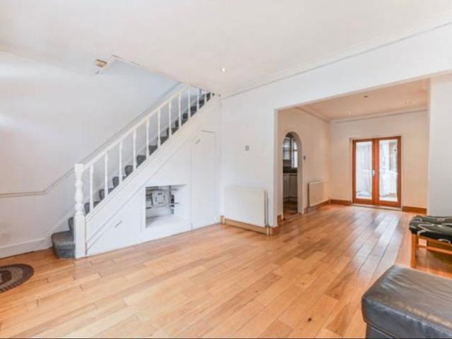 3 Bedroom Flat to Rent in Colliers Wood