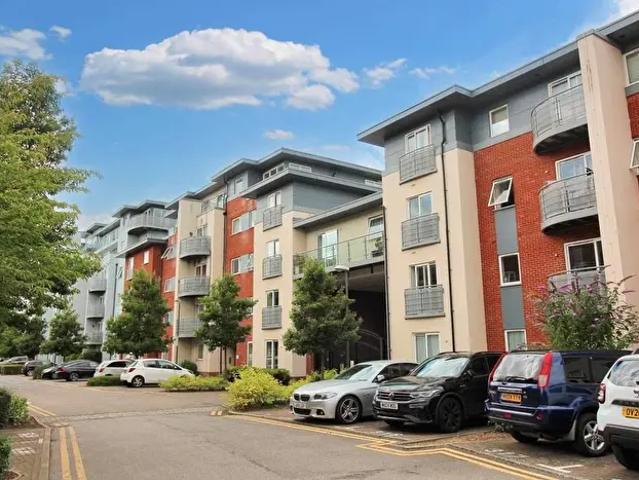 3 Bedroom Flat To Rent In Stanton House, Coxhill Way, HP21