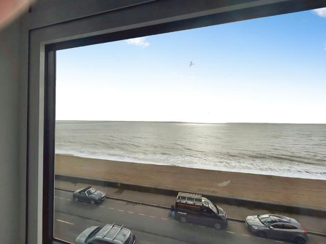 3 bedroom Flat To Rent Total Size: 786 SQ FT