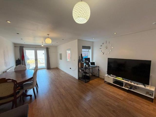 3 bedroom flat to rent