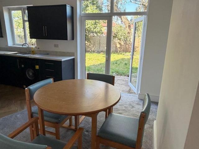 3 bedroom flat to rent