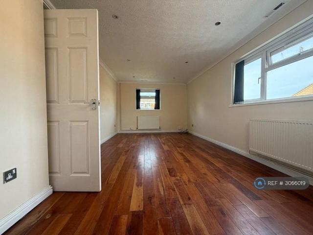 3 bedroom flat to rent