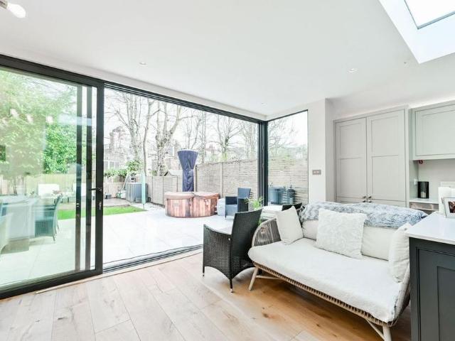 3 bedroom flat to rent