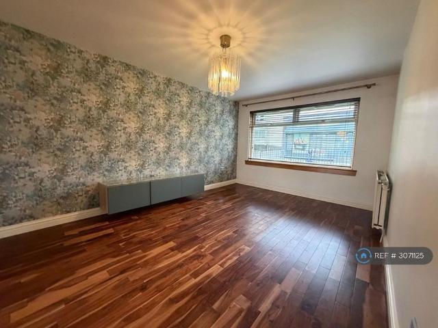 3 bedroom flat to rent