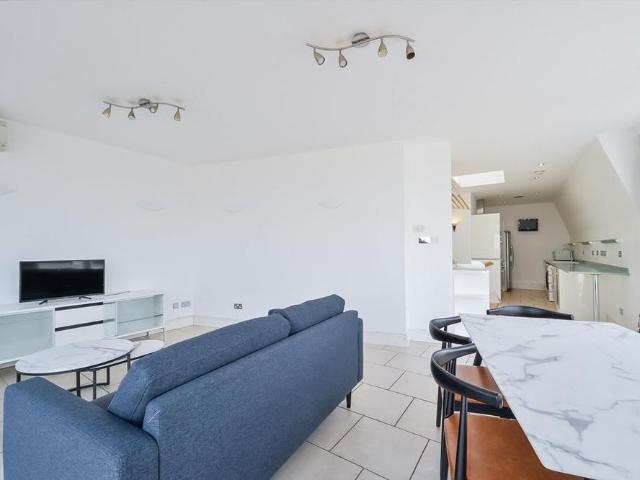 3 bedroom flat to rent