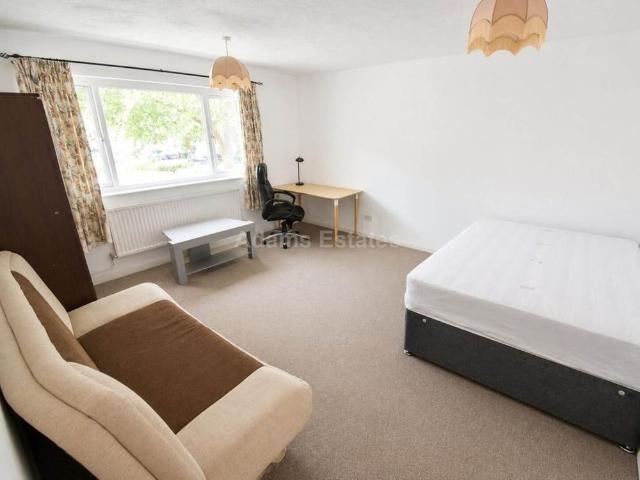 3 bedroom flat to rent