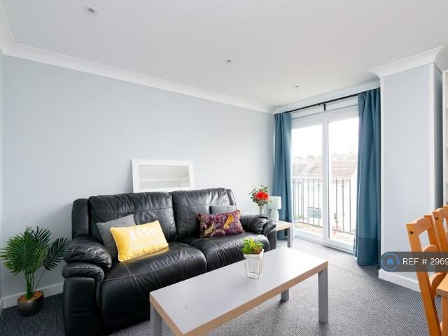 3 bedroom flat to rent