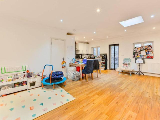 3 bedroom flat to rent