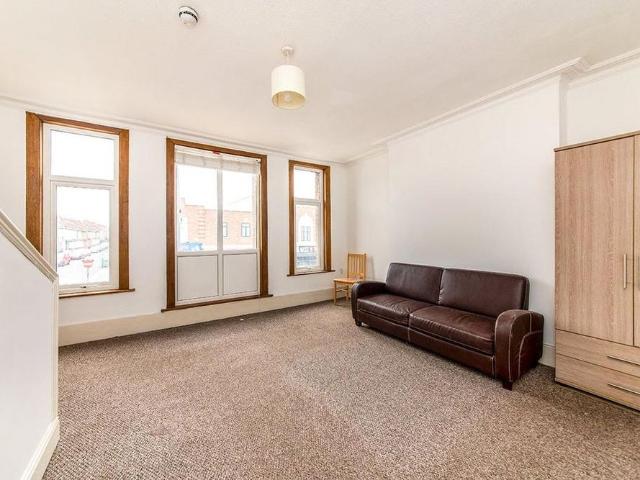 3 bedroom flat to rent