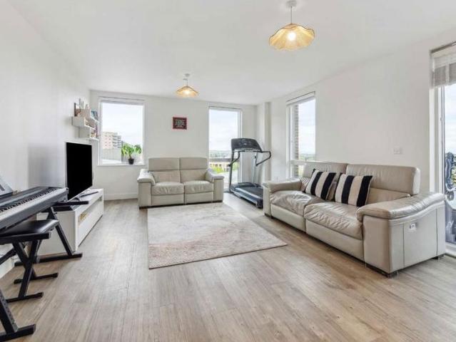 3 bedroom flat to rent