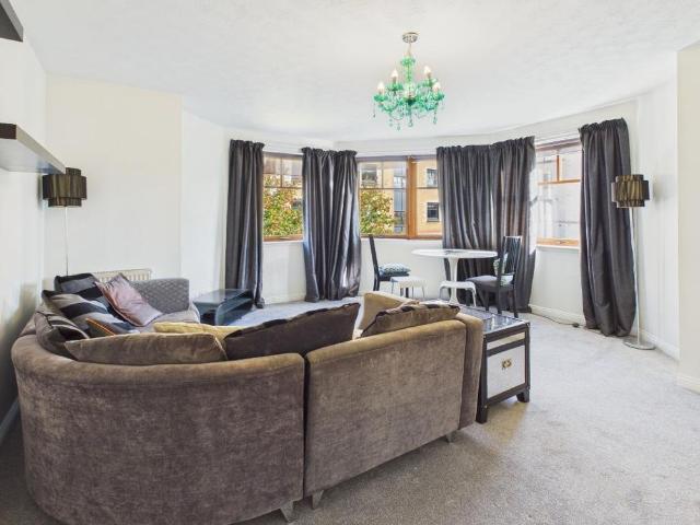 3 bedroom flat to rent