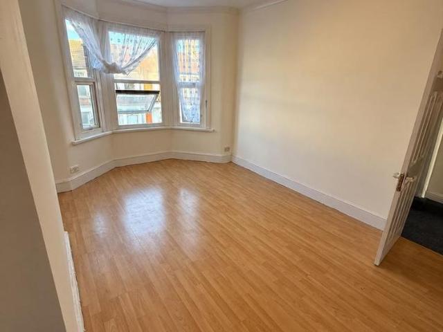 3 bedroom flat to rent