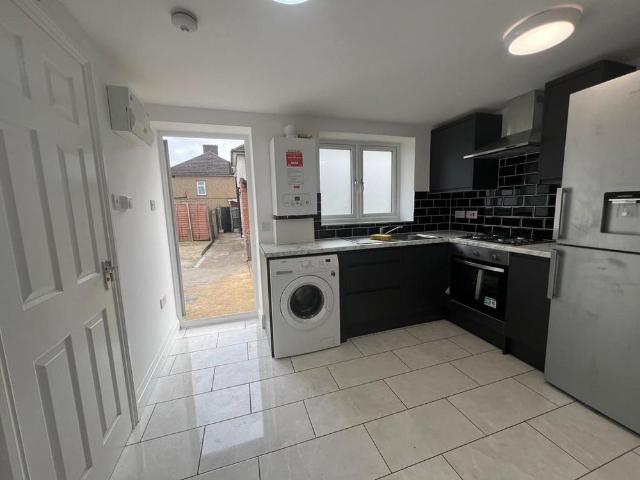 3 bedroom flat to rent