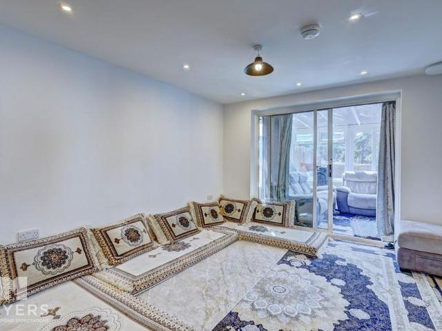 3 bedroom flat to rent
