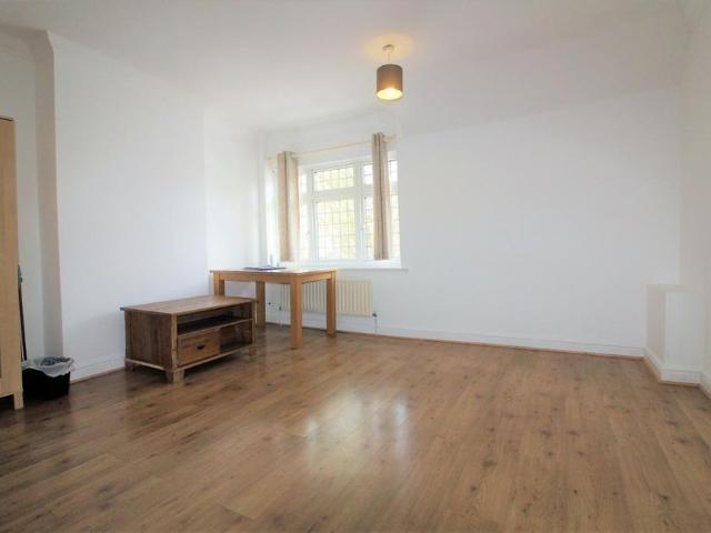 3 bedroom flat to rent