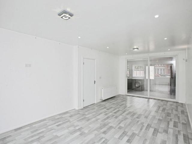 3 bedroom flat to rent