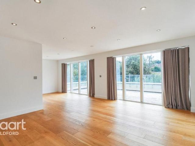 3 bedroom flat to rent