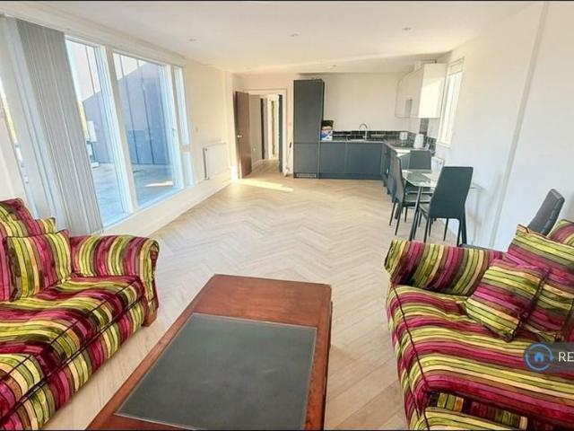 3 bedroom flat to rent