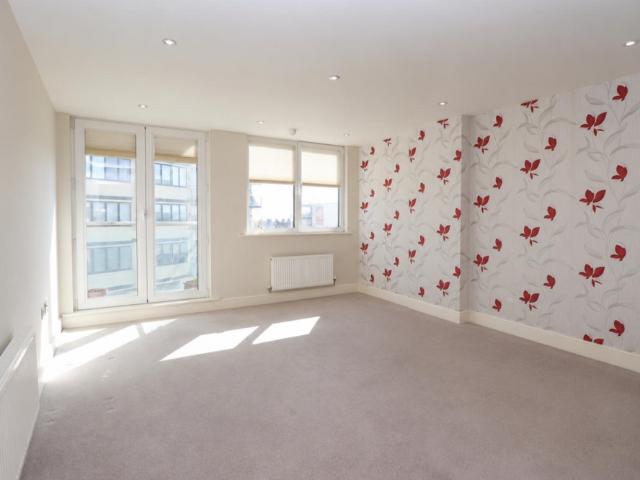 3 bedroom flat to rent