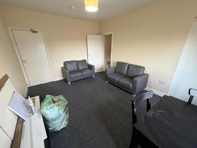 3 bedroom flat to rent