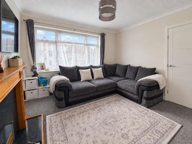 3 bedroom flat to rent